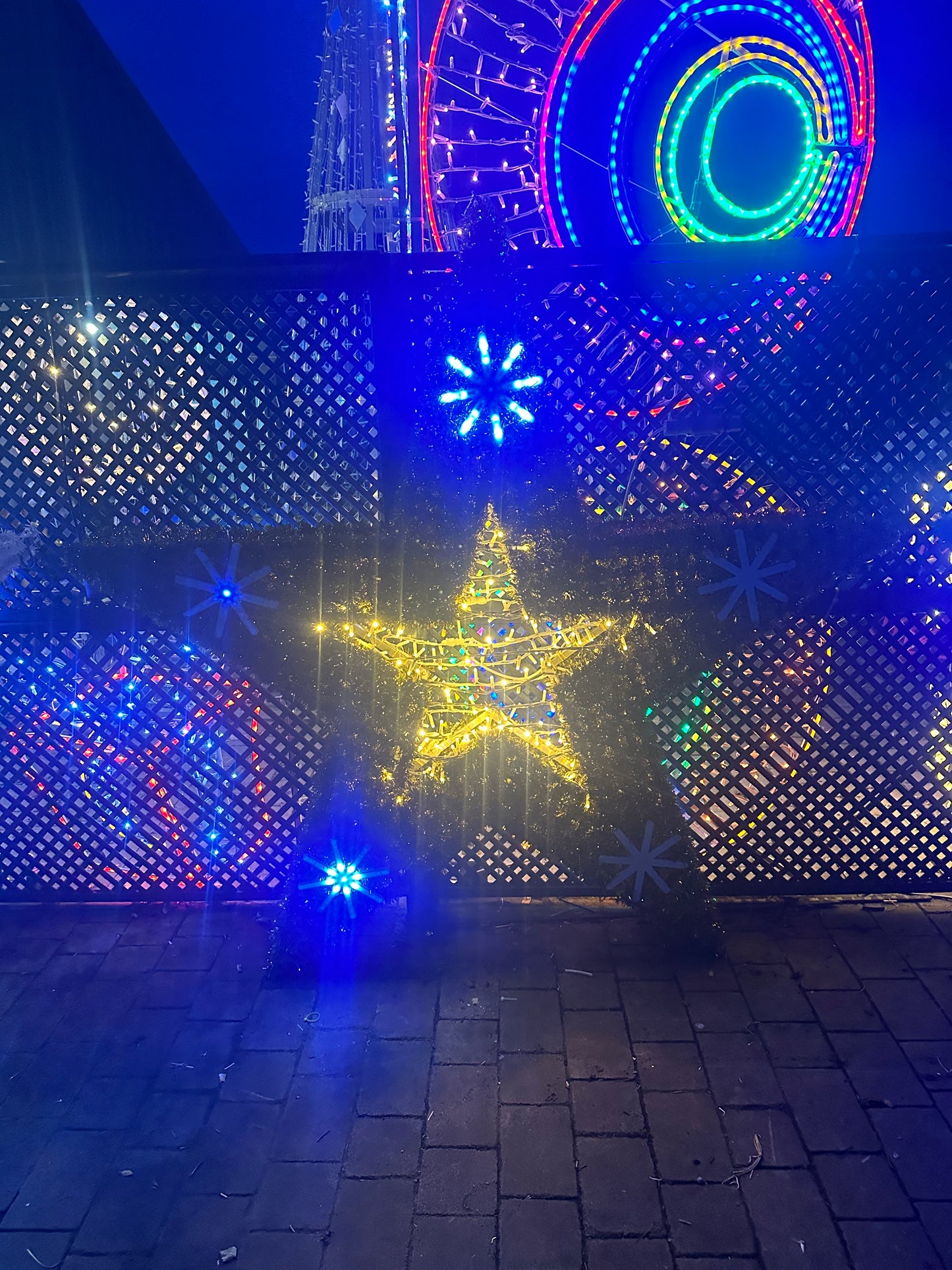 Large gold star with flashing snowflakes