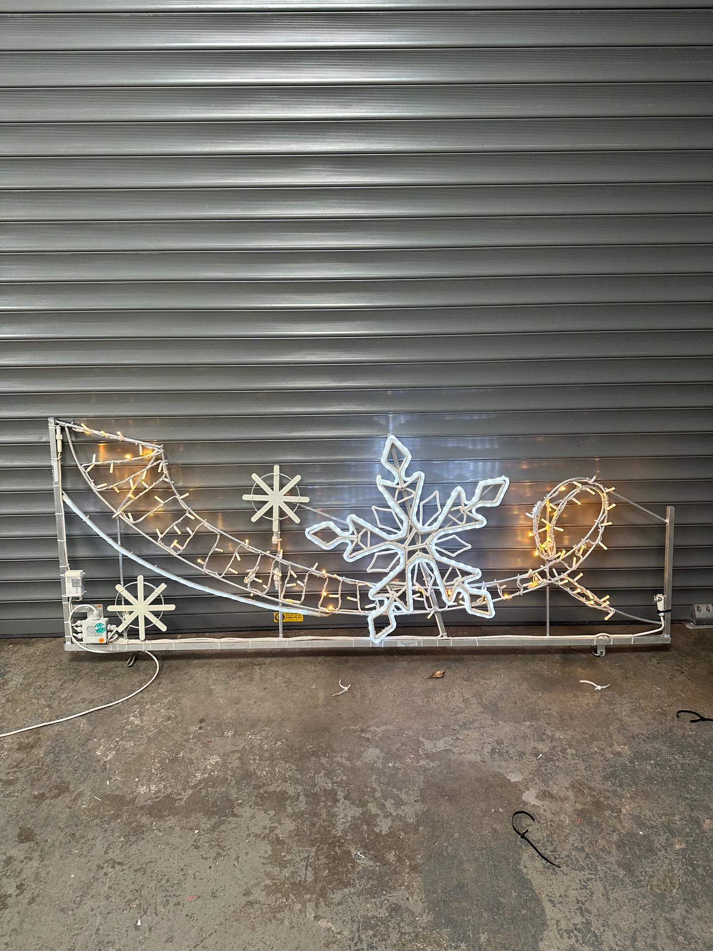 White & Yellow string + LED banner light with flash