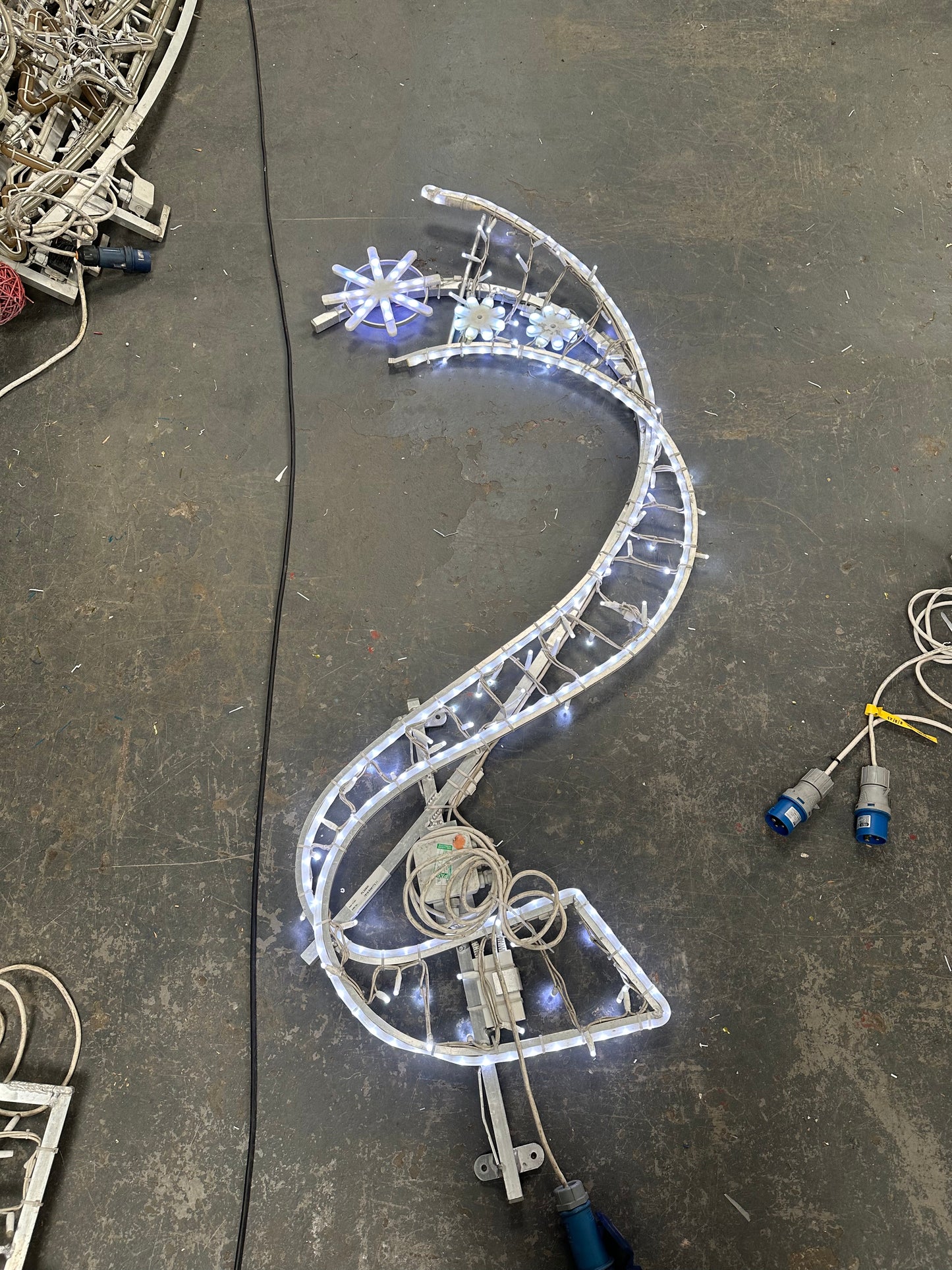 Pole mounted / banner lights with flashing snowflake