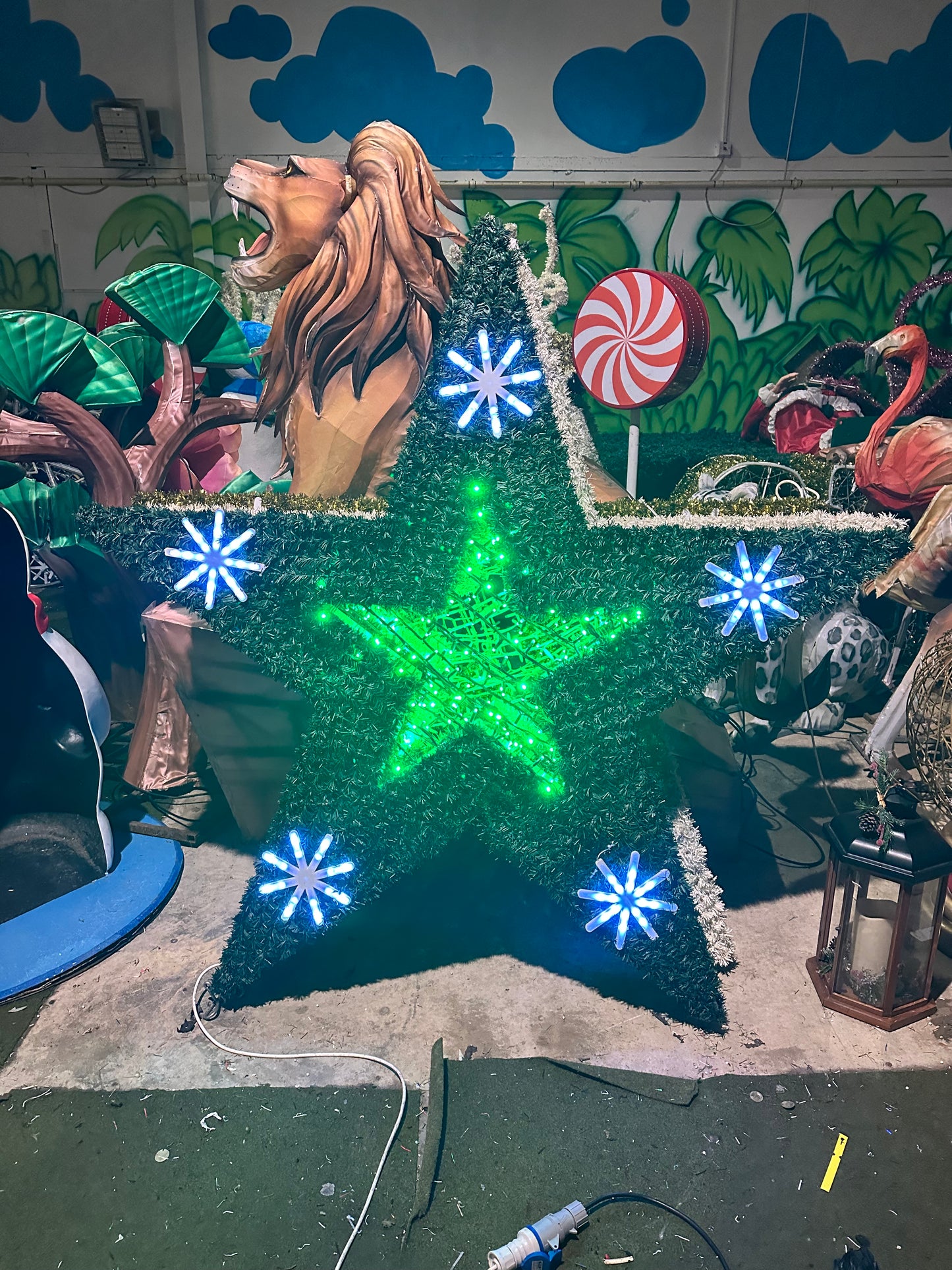 Large Green star with flashing snowflakes