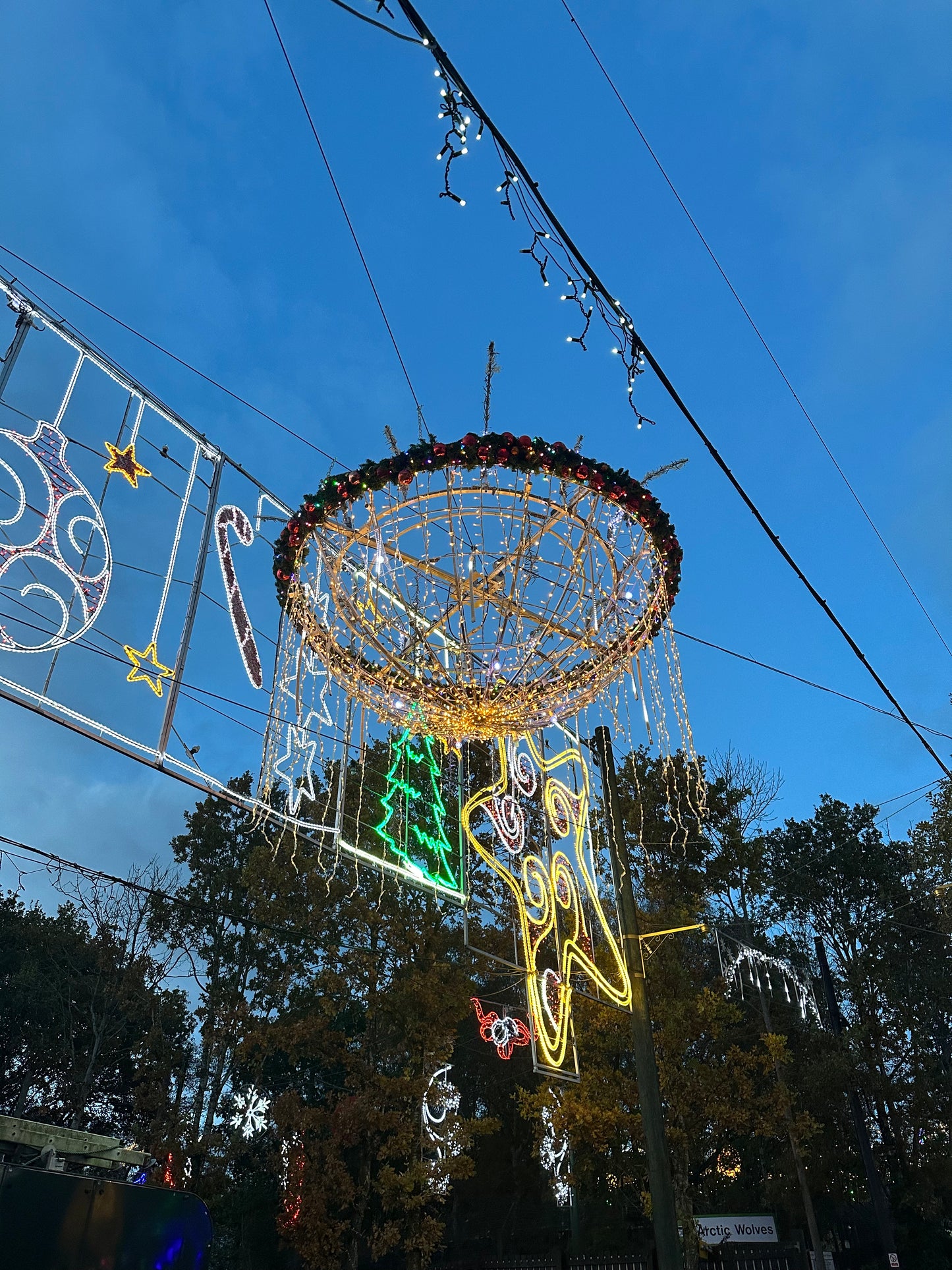 Large hanging centre piece with flashing lights