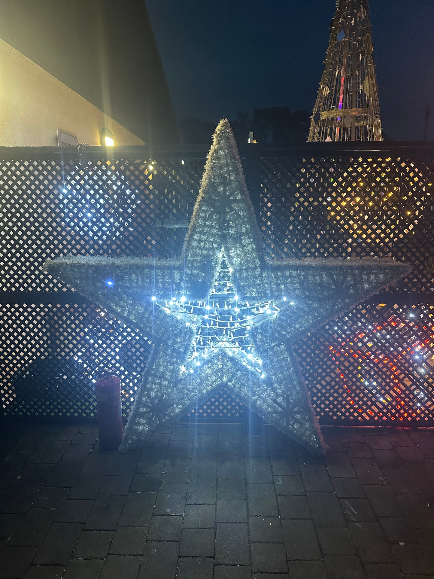 Large White Star With Flashing Snowflakes - Christmas Pathway Lights