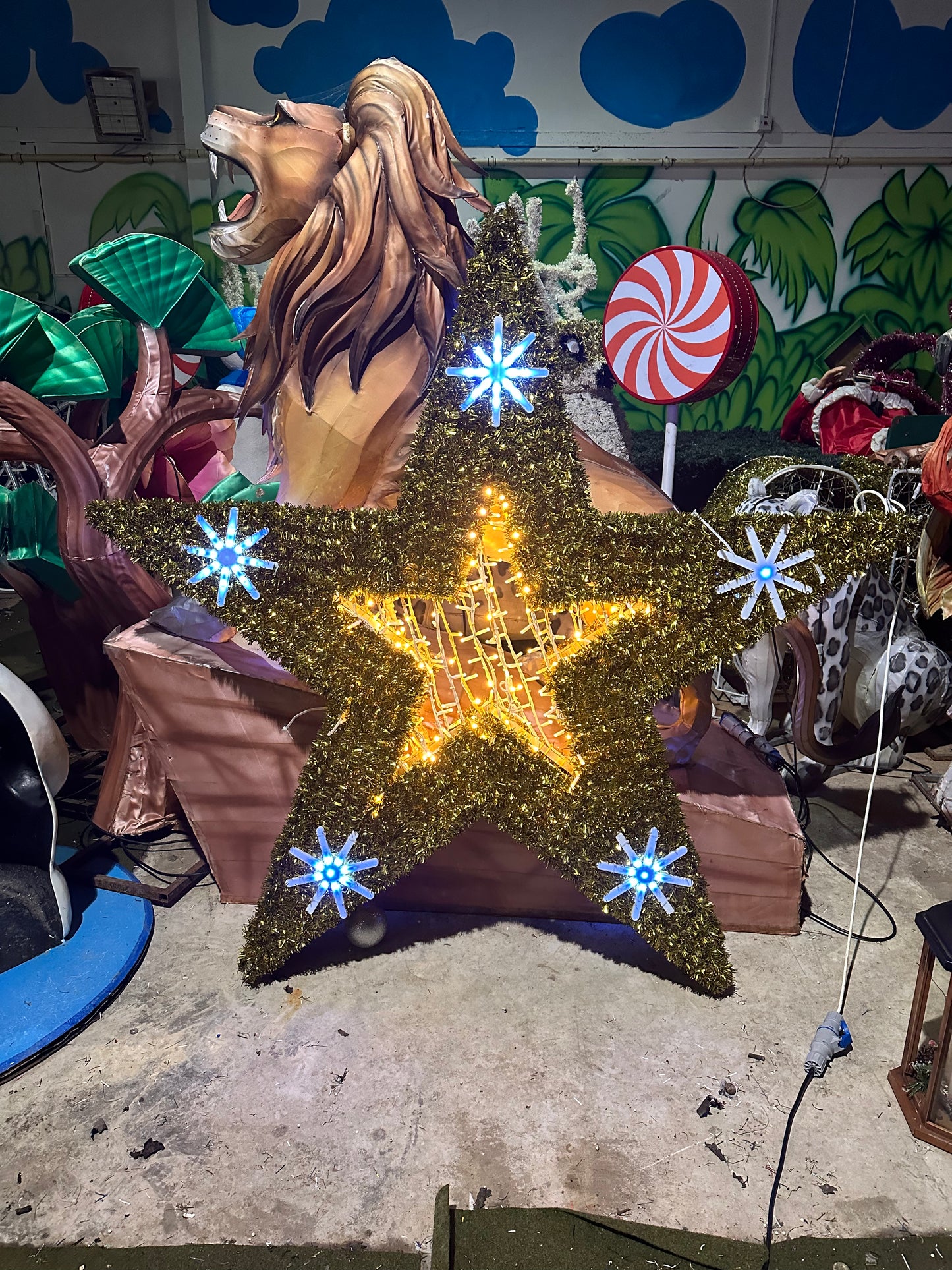 Large gold star with flashing snowflakes
