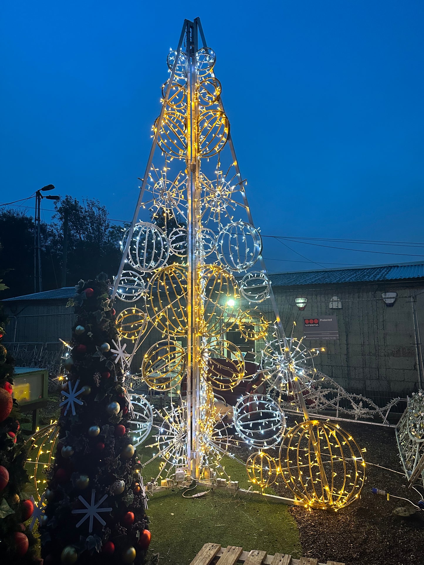 Large 5 meter Xmas tree - 3 panels