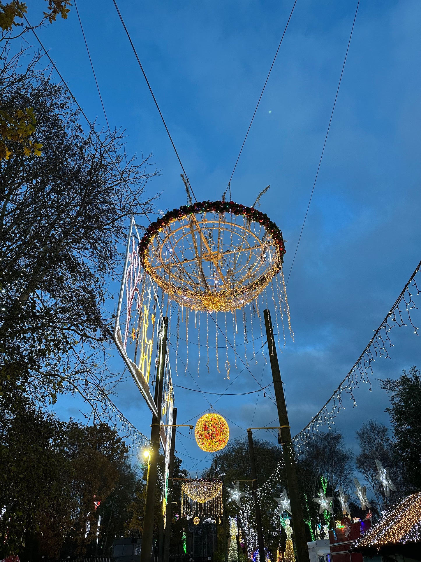 Large hanging centre piece with flashing lights