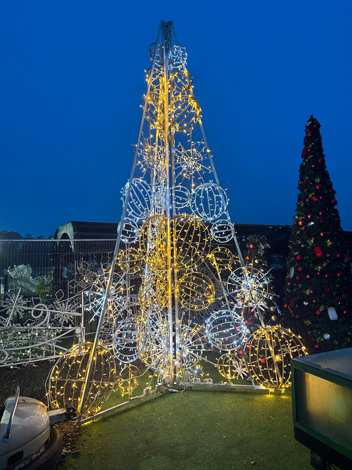 Large 5 meter Xmas tree - 3 panels