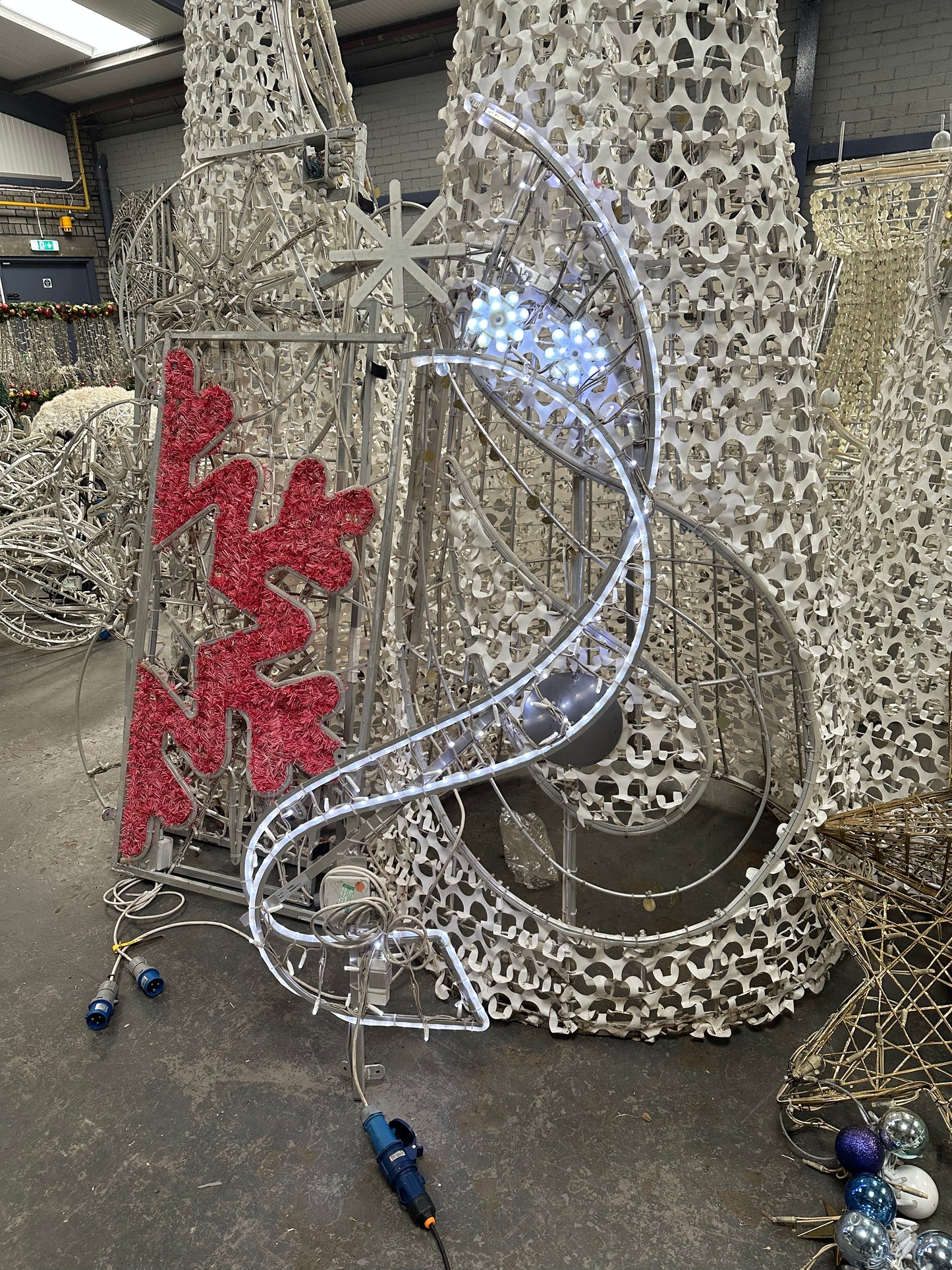 Pole mounted / banner lights with flashing snowflake