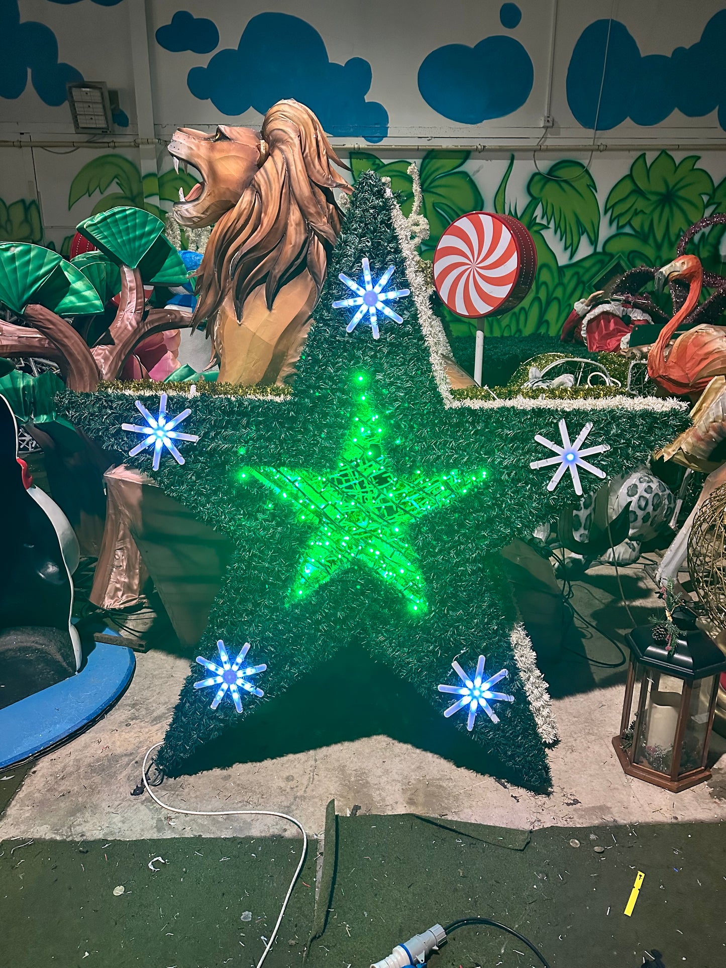 Large Green star with flashing snowflakes