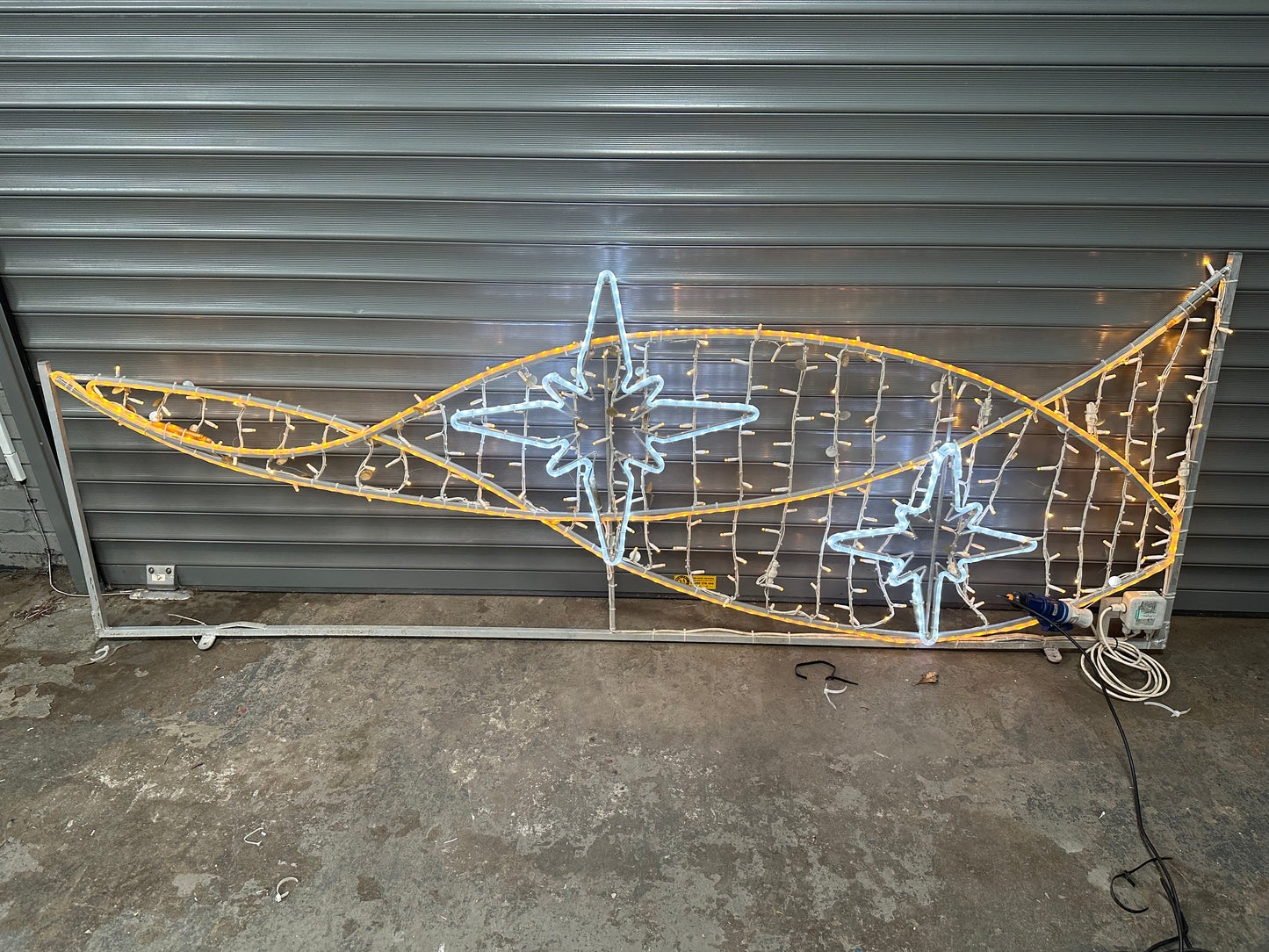 Banner lights yellow and White star