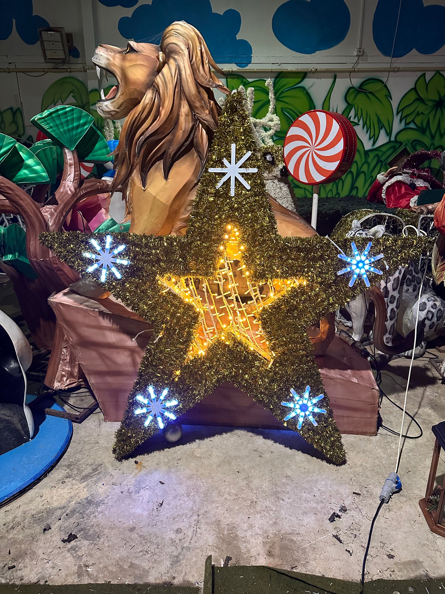 Large gold star with flashing snowflakes