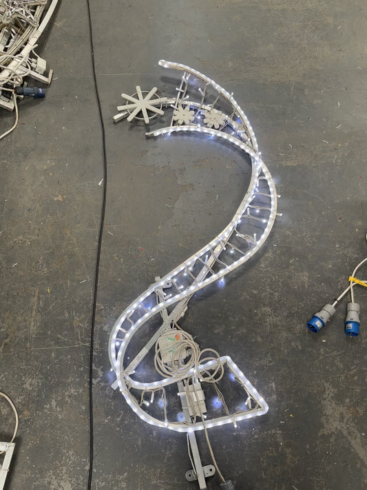 Pole mounted / banner lights with flashing snowflake