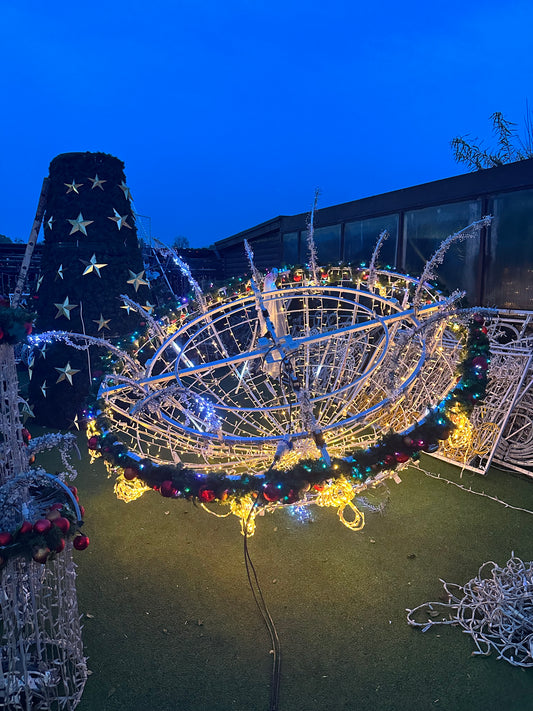 Large hanging centre piece with flashing lights